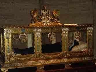O corpo da jovem freira francesa Bernadette Soubirous, que faleceu aos 35 anos, permanece intacto desde a data de sua morte, que ocorreu em 1844(foto: Wikimedia/Reproduo)