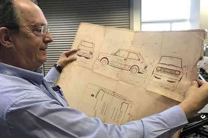 Robson Cotta, gerente de Engenharia Experimental da FCA, com o projeto do automvel: 