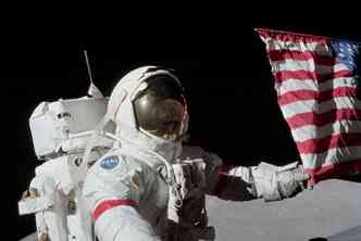 O astronauta Eugene Cernan, chefe da misso Apollo 17, da Nasa, posa ao lado da bandeira americana deixada na Lua em 1969(foto: Nasa/Divulgao)