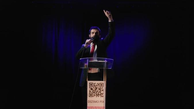 A produ��o busca discutir os limites �ticos entre f�, dinheiro e influ�ncia pol�tica(foto: Alysson Bruno/Divulga��o)