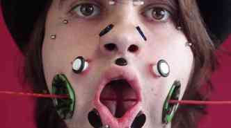 Voc teria coragem de implantar dois alargadores de 3,4 cm nas bochechas, deixando a parte de dentro da boca visvel?(foto: YouTube/Guinness World Records/Reproduo)