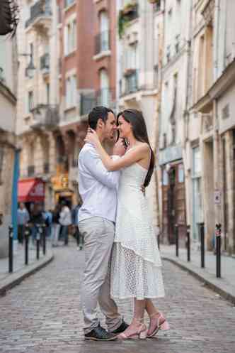 A qumica e estudante Naiara Pereira Botezine e o noivo Pedro Henrique Stroppa, em sesso de fotos em Paris: 