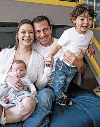 A mdica Paula Marun, na foto com o marido Thiago e os filhos Antnio e Pedro: 