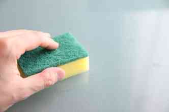 Poucas pessoas sabem, mas as esponjas usadas na cozinha devem ser trocadas semanalmente, para evitar contaminao por micro-organismos(foto: Pixabay)