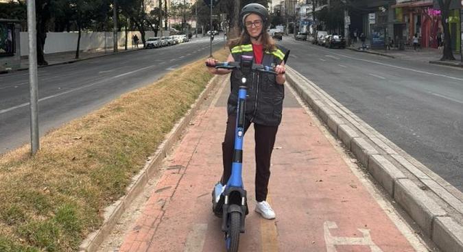 O uso de capacete é obrigatório, e monitores especializados orientam sobre condução segura e regras de uso(foto: Divulgação/PBH) O uso de capacete é obrigatório, e monitores especializados orientam sobre condução segura e regras de uso(foto: Divulgação/PBH)