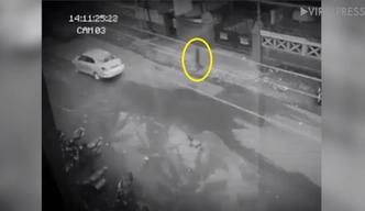 Câmeras de segurança flagraram um suposto fantasma atravessando a rua numa cidade das Filipinas(foto: YouTube/Viral Press/Reprodução) Câmeras de segurança flagraram um suposto fantasma atravessando a rua numa cidade das Filipinas(foto: YouTube/Viral Press/Reprodução)