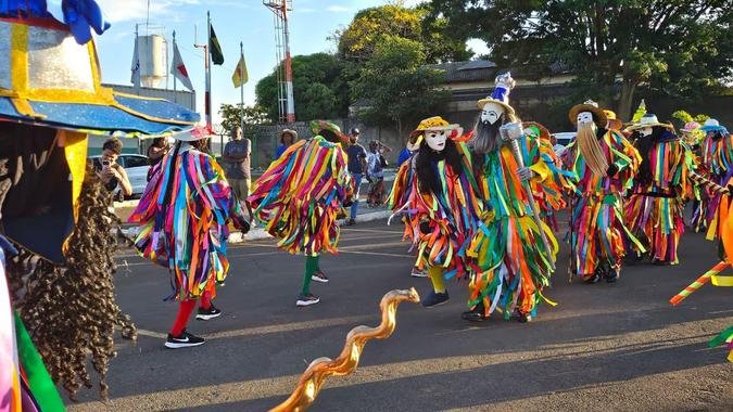 A Caretagem re�ne elementos como dan�a, m�sica, m�scaras, vestimentas coloridas, guizos e rituais transmitidos entre gera��es(foto: Filipe Natanel/Divulga��o)