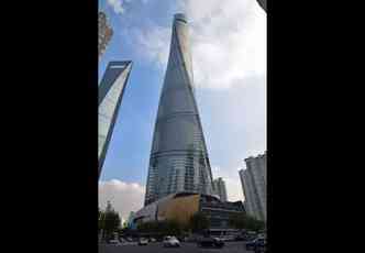 A Shanghai Tower, alm de ser o maior arranha-cu da China, tambm possui o elevador mais rpido do mundo, produzido pela empresa japonesa Mitsubishi, chegando a 70 km/h(foto: Baycrest/Wikimedia/Reproduo)