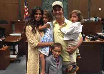 A modelo mineira Camila Alves com o marido, o ator americano Matthew McConaughey, e os trs filhos do casal, no dia em que recebeu o ttulo de cidad dos Estados Unidos(foto: Twitter/mcconaughey/Reproduo)