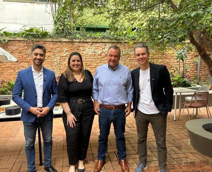 Os realizadores da SIC, da esquerda para a direita: Douglas Cabido, diretor técnico do Sebrae Minas; Ana Carolina Gomes, analista de agronegócio do Sistema Faemg Senar; Thales Almeida Fernandes, secretário de Estado de Agricultura, Pecuária e Abastecimento; e Caio Alonso Fontes, sócio da Espresso&CO(foto: SIC/Divulgação) Os realizadores da SIC, da esquerda para a direita: Douglas Cabido, diretor técnico do Sebrae Minas; Ana Carolina Gomes, analista de agronegócio do Sistema Faemg Senar; Thales Almeida Fernandes, secretário de Estado de Agricultura, Pecuária e Abastecimento; e Caio Alonso Fontes, sócio da Espresso&CO(foto: SIC/Divulgação)