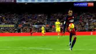 Neymar recebe a bola de Surez, ajeita com a barriga, d um chapu de costas e marca o golao contra o Villarreal(foto: YouTube/Reproduo)