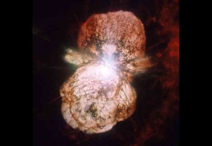 O sistema estelar binrio Eta Carinae estar visvel a olho nu a partir da Terra daqui a 10 anos, segundo estudo coordenado por professor da USP(foto: Nasa/Divulgao)