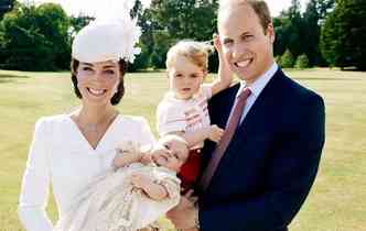 Kate Middleton segura a princesa Charlotte, enquanto o prncipe William carrega o primognito, George. Boato diz que ela estaria grvida novamente(foto: Dukeandduchessofcambridge.org/Reproduo)