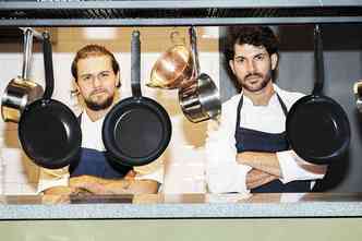 Os chefs Henrique Gilberto e Rafael Viana, do Rullus Buffet: pratos novos toda semana(foto: Ronaldo Dolabella/Encontro)