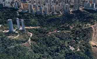Moradores do Vale do Sereno, que pertence a Nova Lima e fica ao lado do bairro Belvedere, de Belo Horizonte, reclamam dos riscos que a expanso imobiliria pode causar na regio(foto: Google Earth/Reproduo)