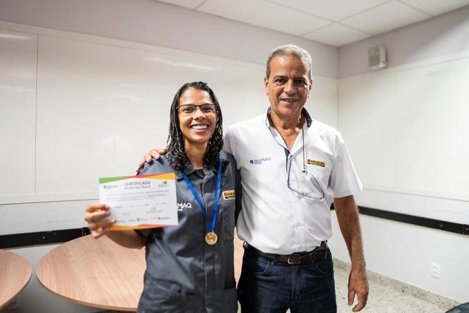 Aluna Jéssica Gonçalves e o instrutor técnico da Bamaq Máquinas Edmar Borges(foto: Divulgação) Aluna Jéssica Gonçalves e o instrutor técnico da Bamaq Máquinas Edmar Borges(foto: Divulgação)