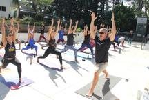 Yoga ao ar livre se expande em BH e atrai praticantes de todas as idades