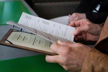 Bares e restaurantes podem ter que disponibilizar cardpios impressos em MG