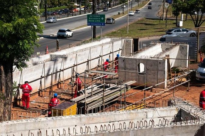 A operação faz parte de uma nova etapa das obras de ampliação do Trevo do Belvedere e exigirá a utilização de um guindaste de 500 toneladas(foto: Rodrigo Clemente/PBH ) A operação faz parte de uma nova etapa das obras de ampliação do Trevo do Belvedere e exigirá a utilização de um guindaste de 500 toneladas(foto: Rodrigo Clemente/PBH )