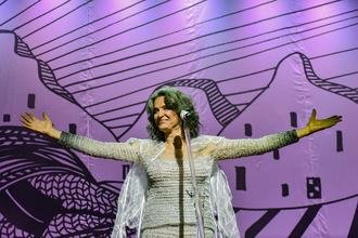 Simone revisita trajet�ria no novo show 