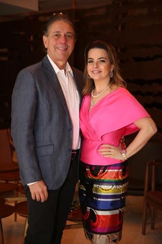 Afrânio Barreira e sua mulher, Daniela: parceria na gastronomia começou quando ela, ainda na faculdade de administração, fazia sobremesas para vender a restaurantes de Fortaleza (foto: Divulgação) Afrânio Barreira e sua mulher, Daniela: parceria na gastronomia começou quando ela, ainda na faculdade de administração, fazia sobremesas para vender a restaurantes de Fortaleza (foto: Divulgação)