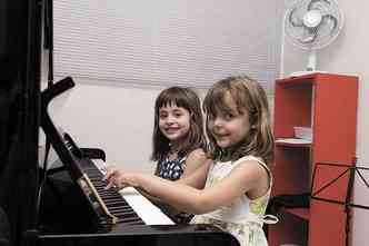 Com 6 anos, Olvia Terra e Antonia Teles de Arajo dividem o teclado do piano: uma ajuda a outra a descobrir as melodias nas teclas brancas e pretas do instrumento(foto: Ronaldo Dolabella/Encontro)