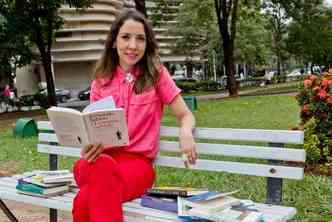 A escritora Sabrina Abreu encontra tempo e lugar para ler um bom livro, mesmo com a rotina agitada de uma cidade como Belo Horizonte(foto: Samuel G/Encontro)