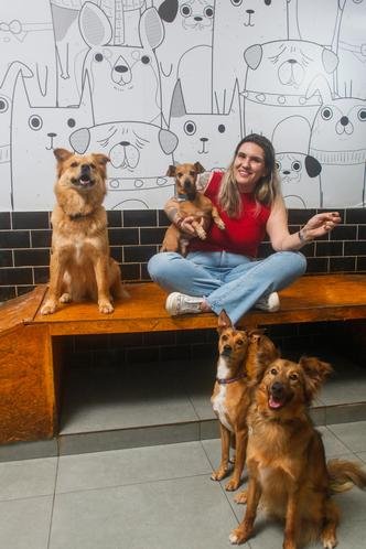 A veterinria Carolina Augusta com uma diversidade de caramelos na Pets Home, Caramelos: no Luxemburgo (foto: Geraldo Goulart Neto)