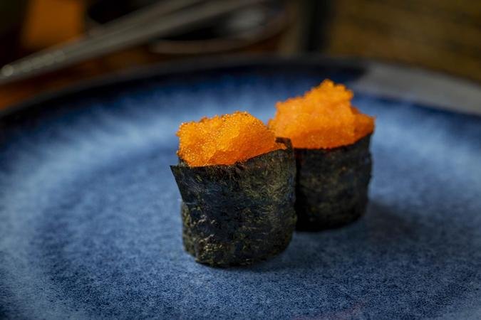 Gunkan maki recheado com ovas de ikura(foto: Victor Schwaner/Divulga��o )