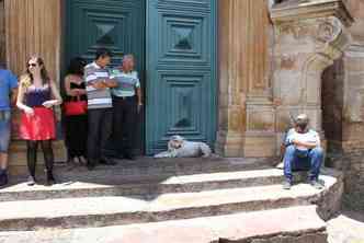 Todos os dias a cadela Branquinha ouvia o sermo das 7h na baslica do Pilar, em Ouro Preto(foto: Gabriela Camargos/Divulgao)