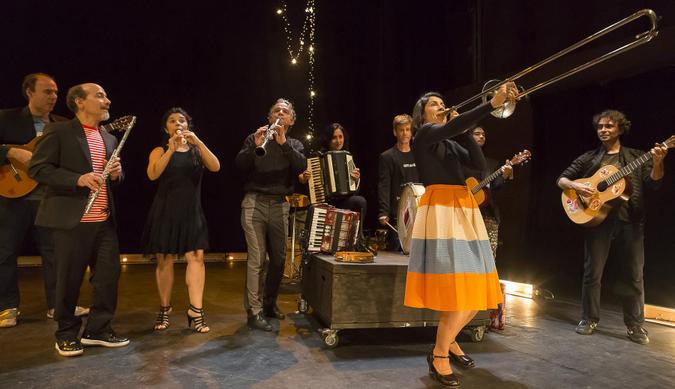 Com mais de quatro dcadas de trajetria, o Grupo Galpo leva ao Quintal do Memorial um espetculo que combina msica, teatro e poesia(foto: Guto Muniz/Divulgao)