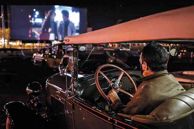Com uma pegada vintage, o Cineart recorreu ao cinema drive-in para retornar s suas atividades: espao teve encontro de carros antigos(foto: Pedro Vilela/Divulgao)