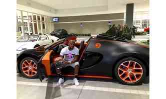O ex-boxeador Floyd Mayweather publicou no Instagram uma foto ao lado de sua nova aquisio: um Bugatti Veyron Grand Sport Vitesse de cerca de R$ 14 milhes(foto: Instagram/floydmayweathe/Reproduo)