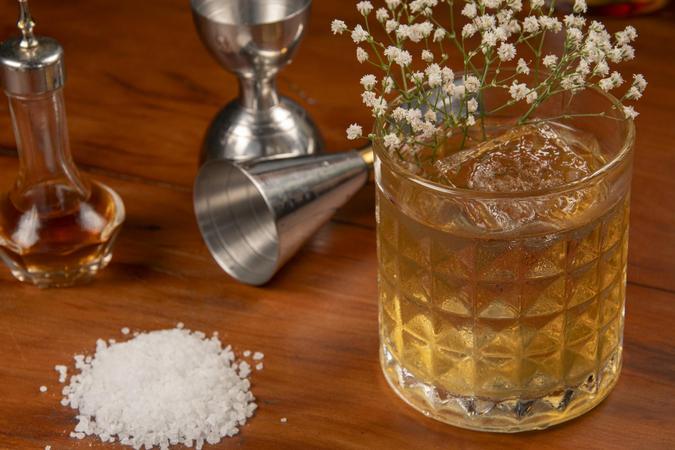 O Mazuma Mineira Bar & Coquetelaria nasceu como uma extensão do alambique de mesmo nome localizado em Bichinho(foto: Divulgação) O Mazuma Mineira Bar & Coquetelaria nasceu como uma extensão do alambique de mesmo nome localizado em Bichinho(foto: Divulgação)