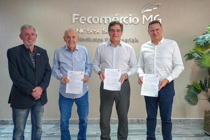 O presidente Nadim Donato e o vice-presidente Julio Gomes, do Sistema Fecomrcio MG, Sesc e Senac, com talo Aurlio Gaetani (Construtora Castor LTDA.) e Rogrio Labriola (Privilgi Construtora LTDA.), assinam contrato para construo da nova sede.(foto: Lucas Peroni/FecomrcioMG)