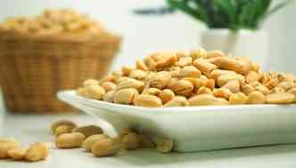 O amendoim  um dos alimentos ricos em biotina, ou vitamina H, e, segundo os especialistas, no faz crescer cabelo(foto: Pixabay)