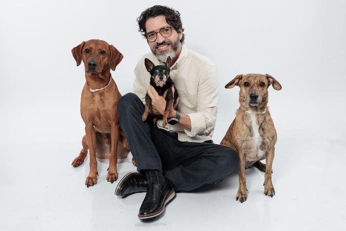 O vereador Osvaldo Lopes (Podemos), autor do projeto que determina que a reprodu��o e a venda de animais dom�sticos sejam realizadas exclusivamente por canis, gatis e criadouros cadastrados e licenciados pela prefeitura (foto: Assessoria Osvaldo Lopes/Divulga��o)