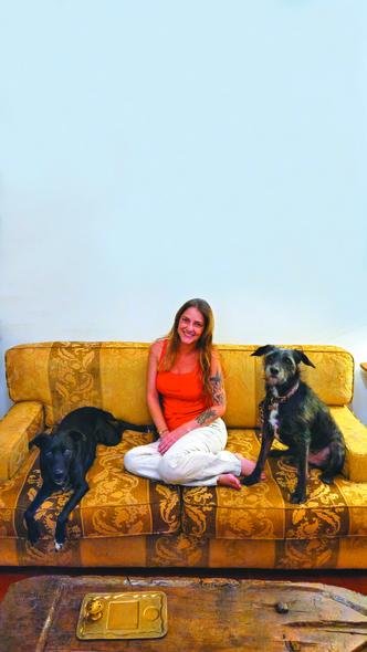 Clara Faitin Cota e o ex-marido têm a guarda compartilhada dos pets Babu e Leroy, ambos sem raça definida. A cada 15 dias os cães ficam na casa de um dos tutores: Clara Faitin Cota e o ex-marido têm a guarda compartilhada dos pets Babu e Leroy, ambos sem raça definida. A cada 15 dias os cães ficam na casa de um dos tutores: