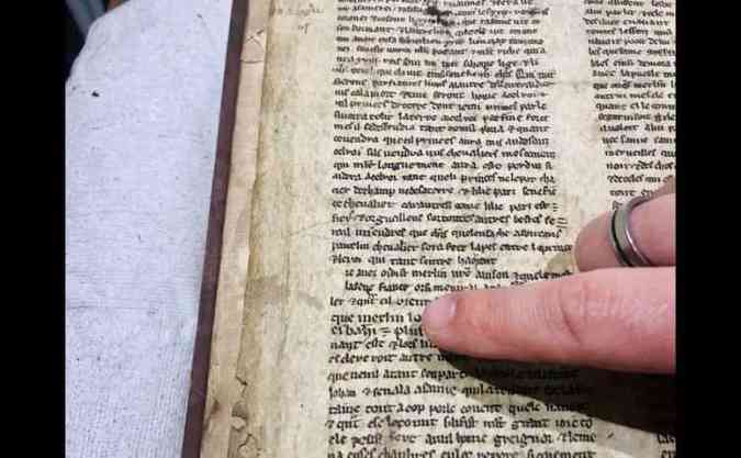 Pergaminhos encontrados na biblioteca da Universidade de Bristol trazem novidades sobre a lenda do Rei Arthur e do mago Merlin(foto: University of Bristol/Divulgao)