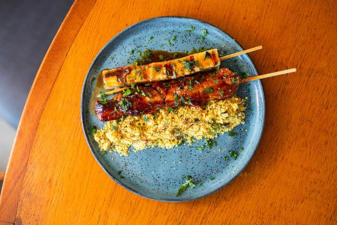 Dueto da Virada - espetinho de frango com bacon e barbecue de goiabada + espetinho de queijo coalho com melao de cana, acompanhados de farofa de cebola, do Babel(foto: Mateus Baranowski/Divulgao)