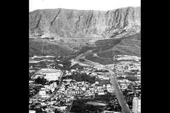 O bairro nos anos 1970: casas comeavam a brotar na regio, com a Serra do Curral ao fundo(foto: Arquivo/Estado de Minas)