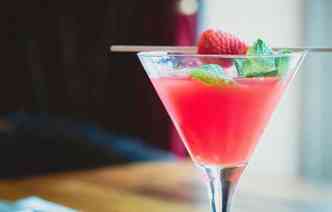 De acordo com pesquisas, o consumo de bebidas alcolicas antes dos 16 anos aumenta significativamente o risco de beber em excesso na idade adulta(foto: Pixabay)