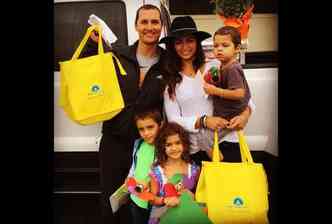O ator Matthew McConaughey com a esposa, a modelo mineira Camila Alves, e os trs filhos, Levi, Vida e Livingston(foto: Instagram/iamcamilaalves/Reproduo)