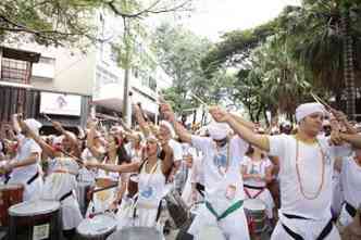 O bloco mineiro Baianas Ozadas se apresenta na festa Viva o Carnaval, na Praa do Papa(foto: Facebook/Baianas Ozadas/Reproduo)
