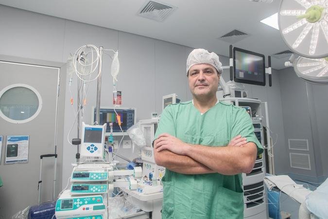 O urologista Lucas Nogueira não imagina mais a prática cirúrgica sem o uso da tecnologia: O urologista Lucas Nogueira não imagina mais a prática cirúrgica sem o uso da tecnologia: