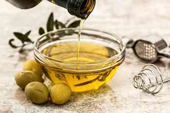 Como mostra o estudo espanhol, dietas ricas em azeite, como a mediterrânea, contribuem para o bom funcionamento do cérebro(foto: Pixabay)