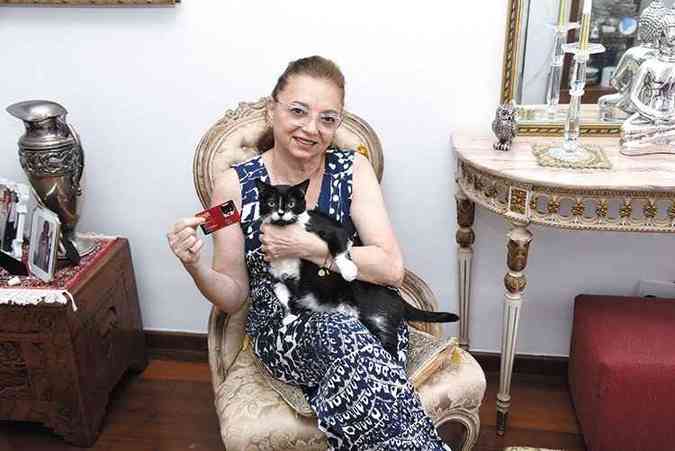 A professora de ingls Efignia Maria Rocha fez um plano de sade para sua gatinha Angie e garante que o gasto no  suprfluo: 