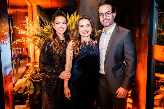 Daniela (no centro), com os filhos Ticiana e Felipe, que também trabalham na empresa da família: ele é braço direito do pai na administração do negócio e ela cuida do bufê infantil Plus(foto: Divulgação) Daniela (no centro), com os filhos Ticiana e Felipe, que também trabalham na empresa da família: ele é braço direito do pai na administração do negócio e ela cuida do bufê infantil Plus(foto: Divulgação)