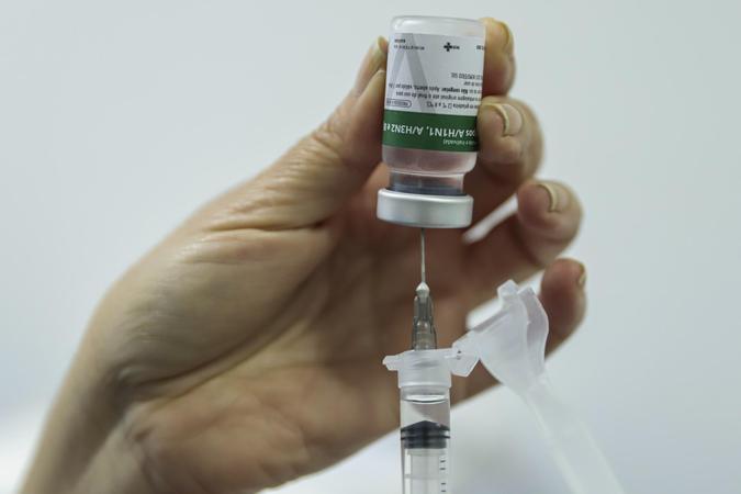 De acordo com o painel da vacinação do Ministério da Saúde, até esta sexta-feira (20), menos de 40% do público-alvo tinha se vacinado contra a influenza este ano(foto: Joédson Alves/Agência Brasil) De acordo com o painel da vacinação do Ministério da Saúde, até esta sexta-feira (20), menos de 40% do público-alvo tinha se vacinado contra a influenza este ano(foto: Joédson Alves/Agência Brasil)