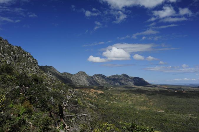 Com 1,2 mil quilômetros de extensão, a Cordilheira do Espinhaço percorre Minas Gerais de Sul a Norte, atravessando 172 municípios e integrando territórios diversos(foto: Evandro Rodney/Agência Minas ) Com 1,2 mil quilômetros de extensão, a Cordilheira do Espinhaço percorre Minas Gerais de Sul a Norte, atravessando 172 municípios e integrando territórios diversos(foto: Evandro Rodney/Agência Minas )
